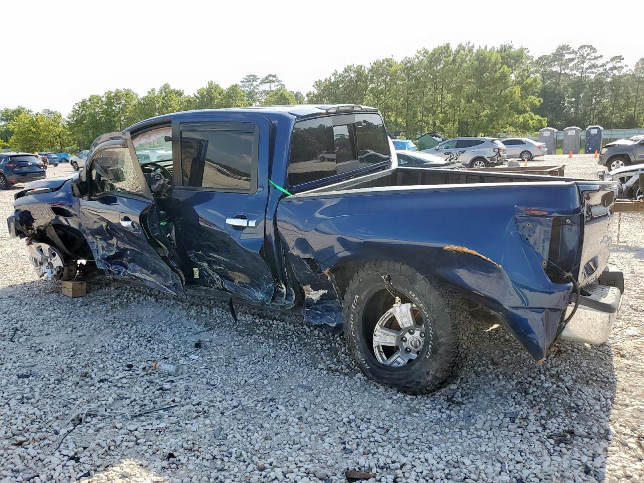 2017 Nissan Titan Sv - Image 2