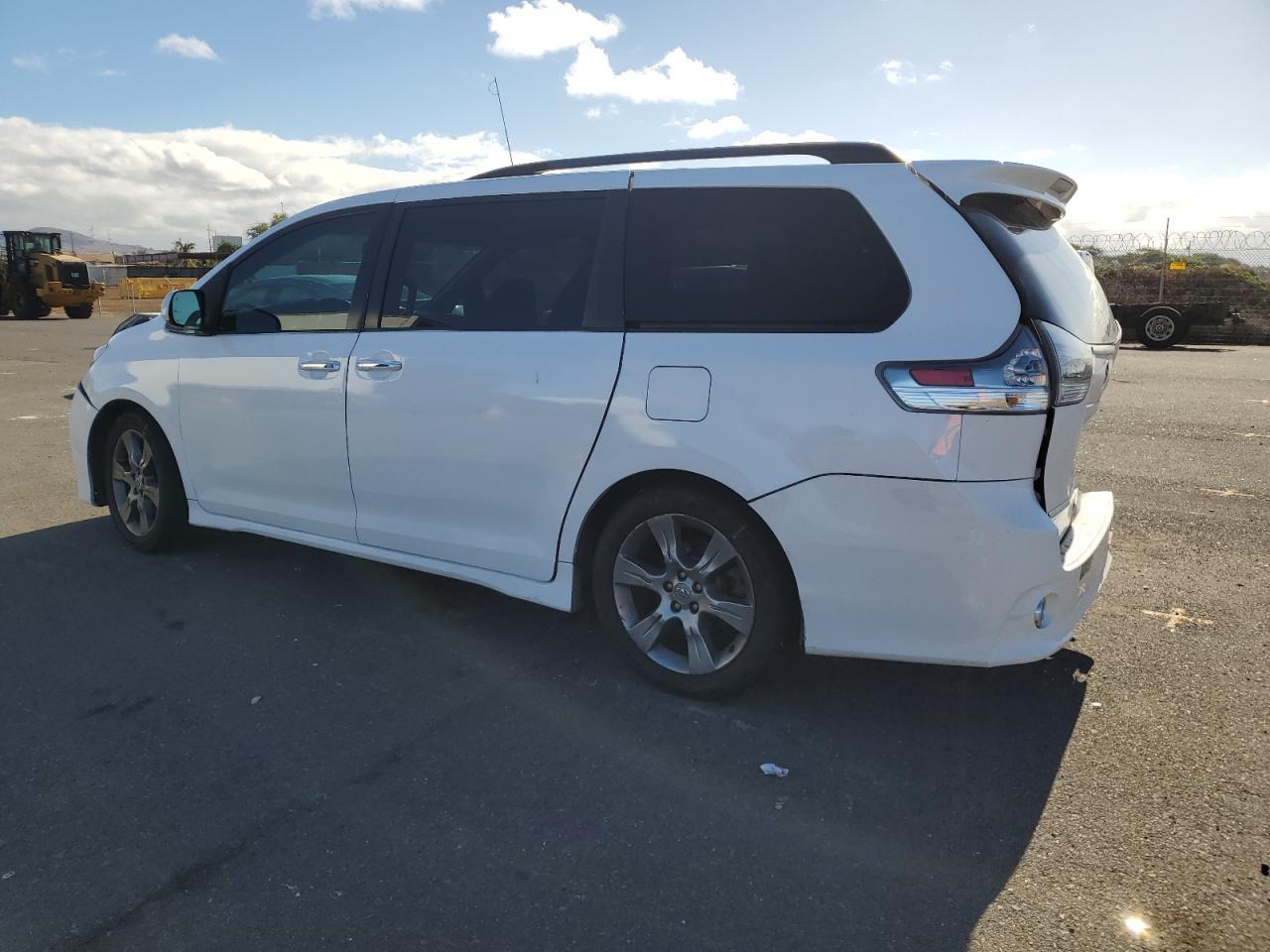 2016 Toyota Sienna Se - Фото 2