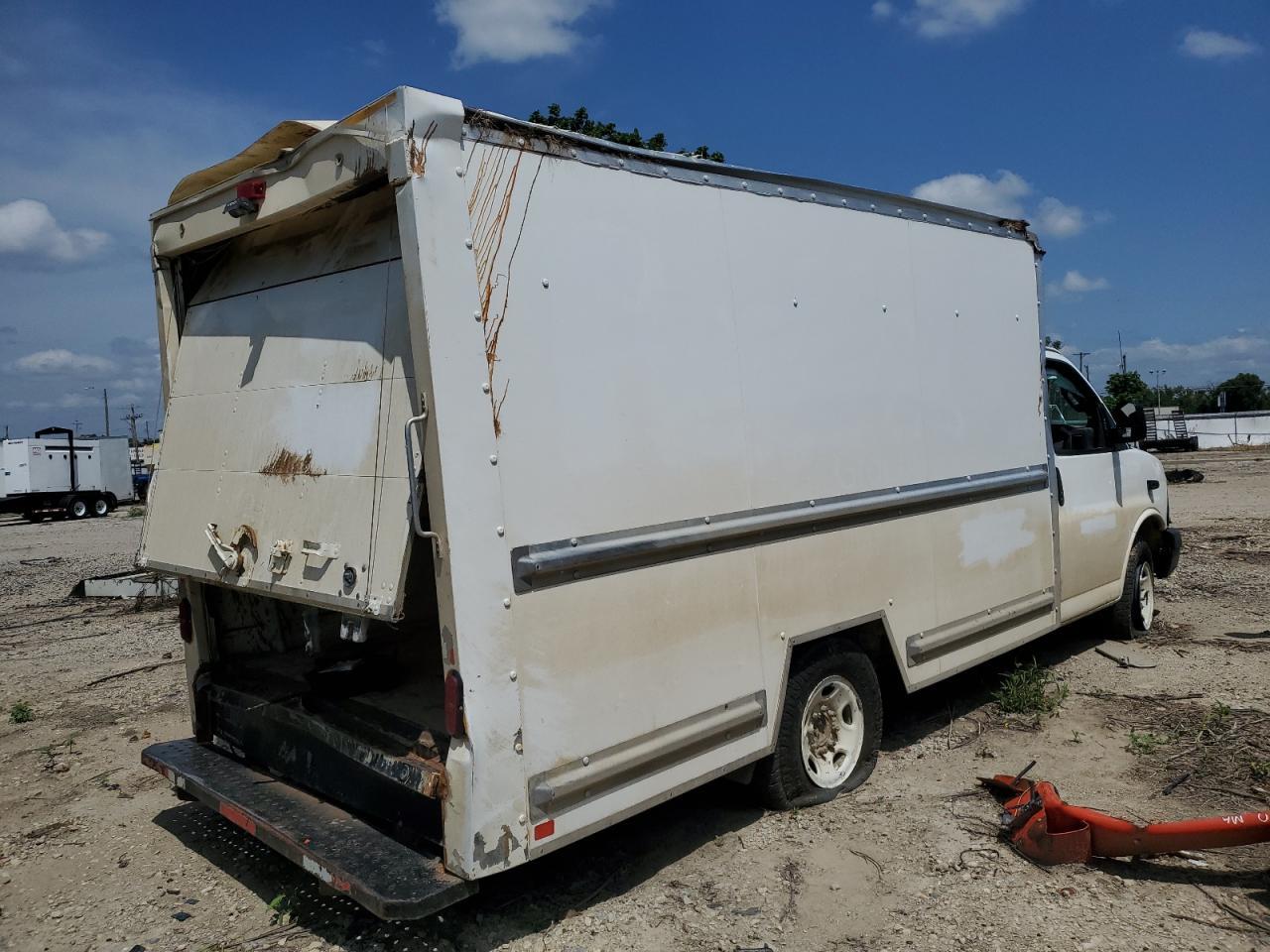 2017 GMC Savana Cutaway G3500 - Image 3