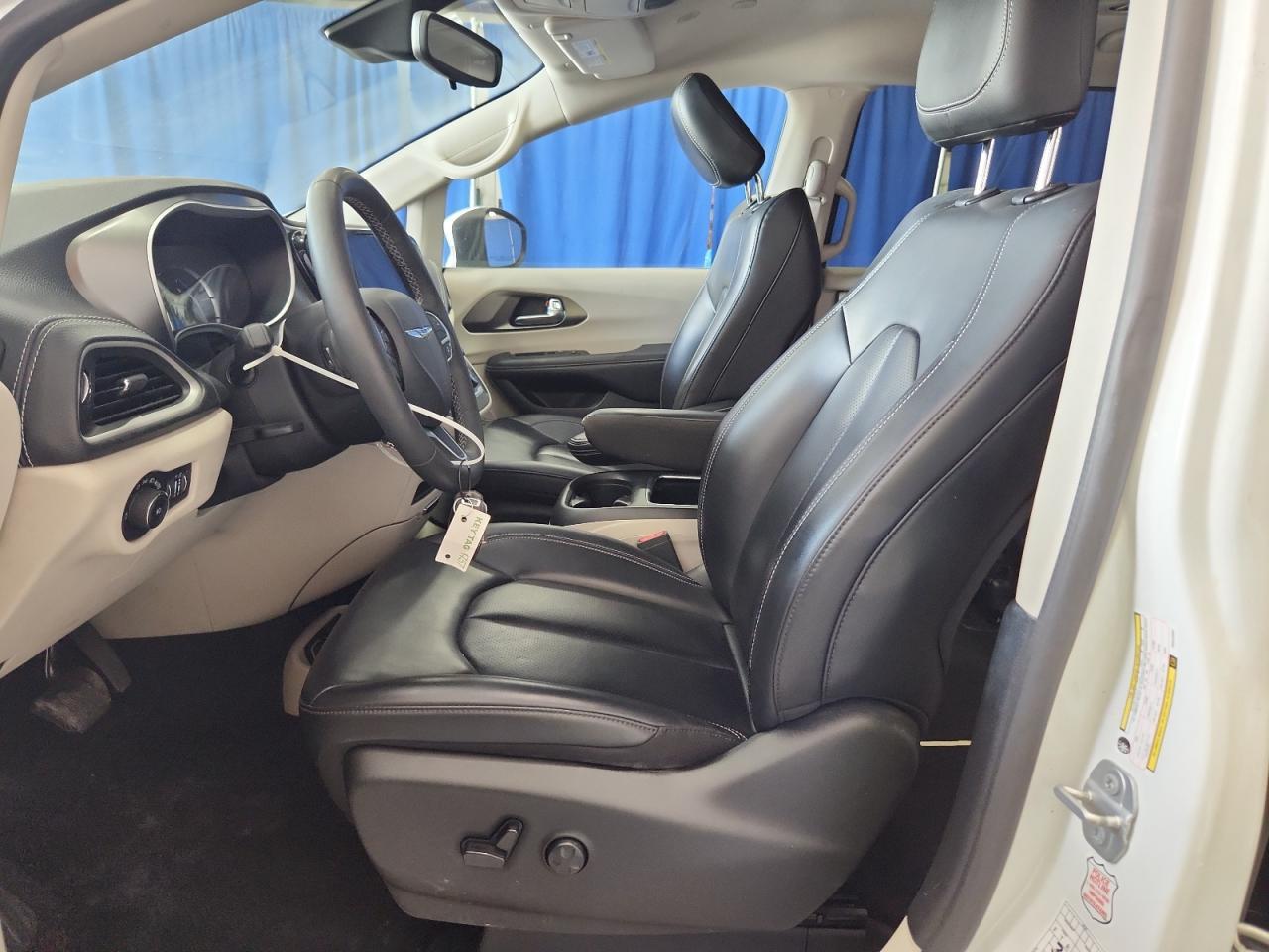 2023 Chrysler Pacifica Hybrid Touring L - Image 7