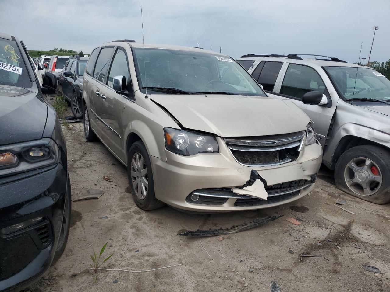 2012 Chrysler Town & Country Touring L - Фото 4