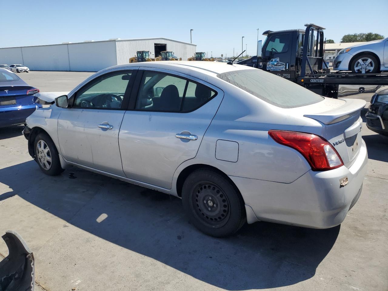 2018 Nissan Versa S - Фото 2