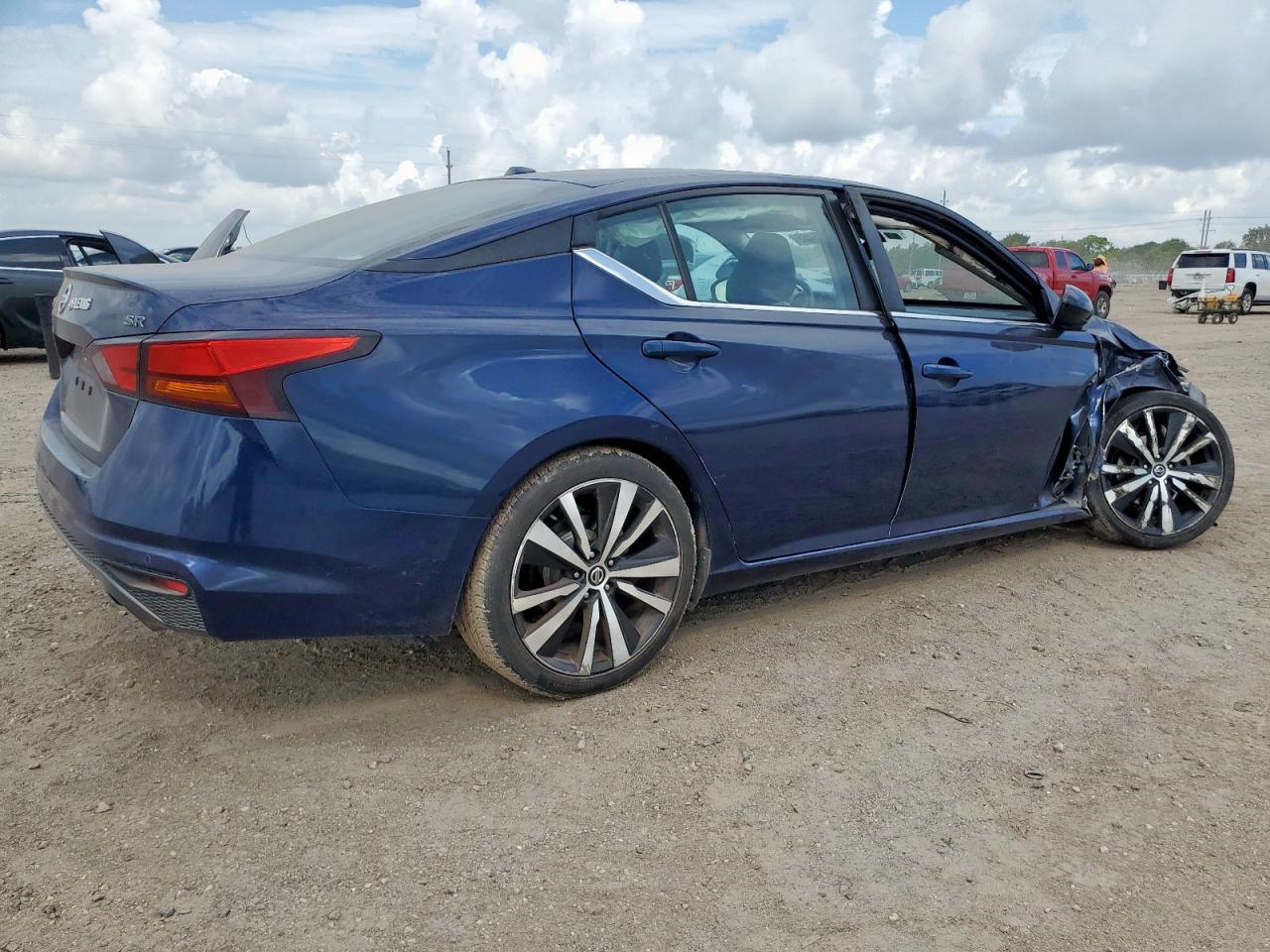 2021 Nissan Altima Sr - Фото 3