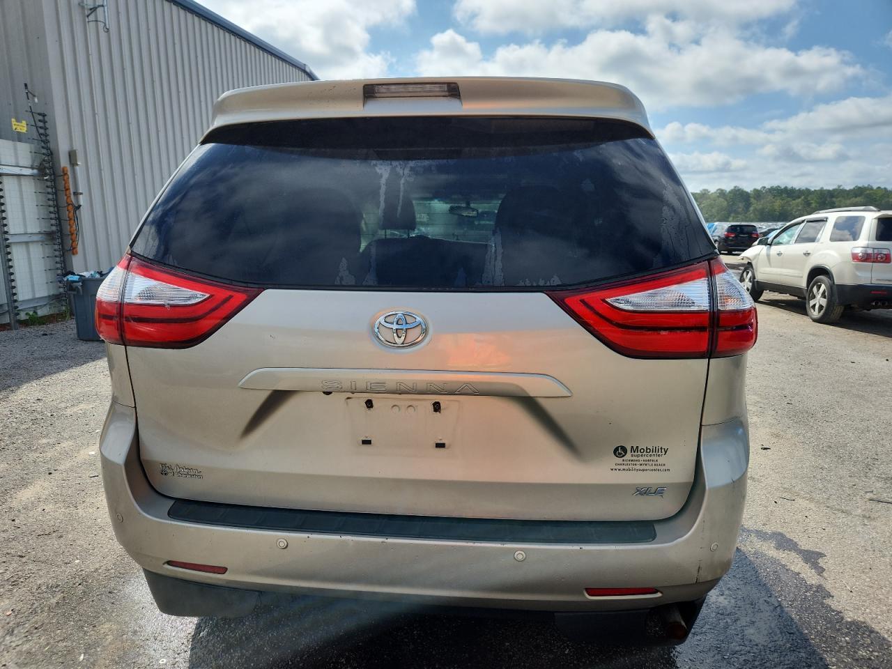 2015 Toyota Sienna Xle - Image 6