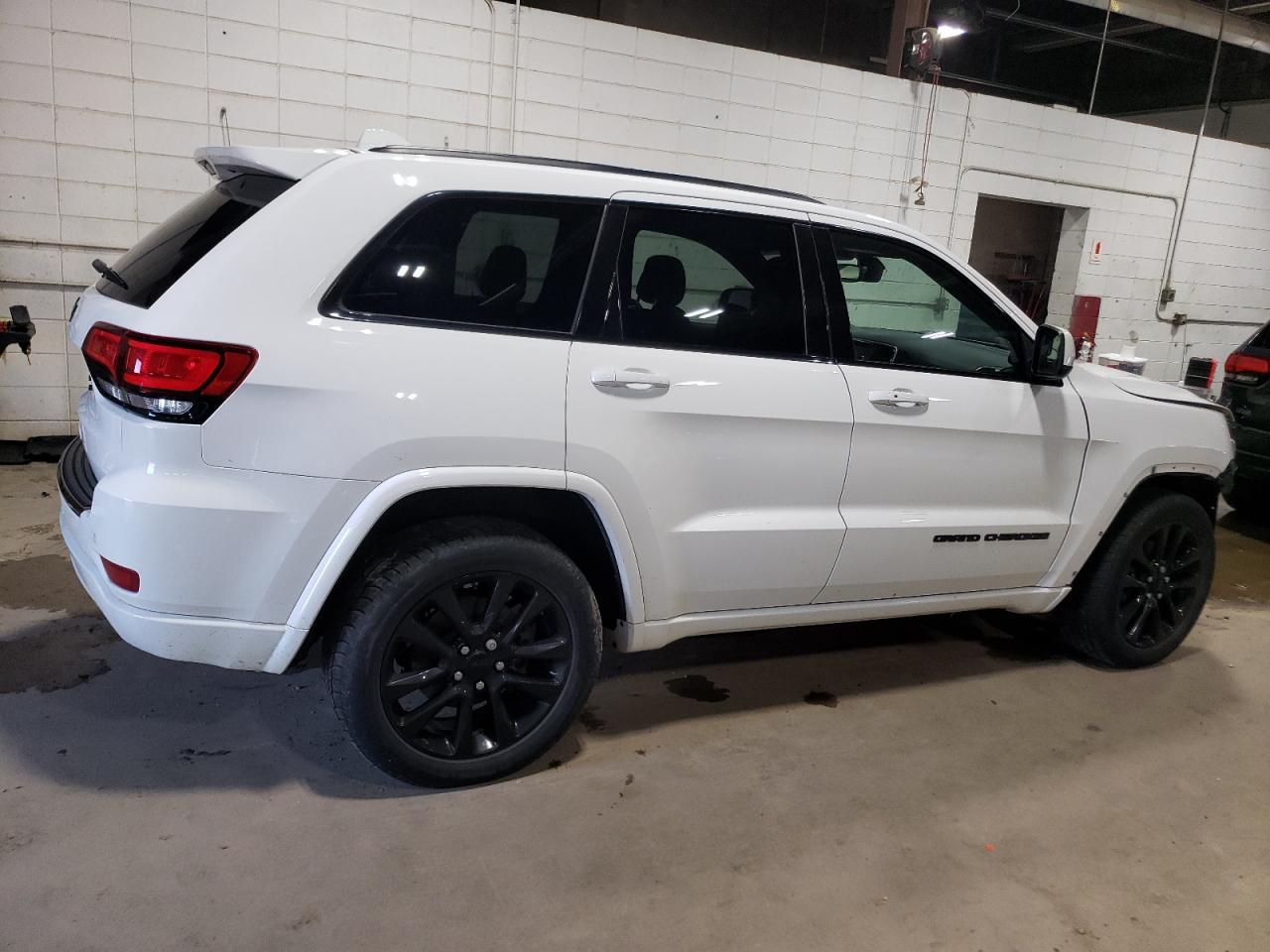 2018 Jeep Grand Cherokee Laredo - Image 3