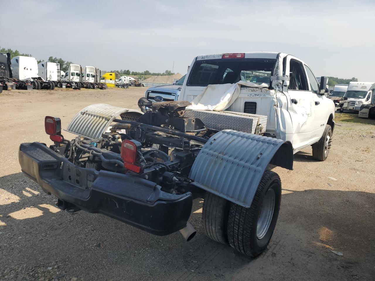 2022 Ram 3500 Tradesman - Фото 3