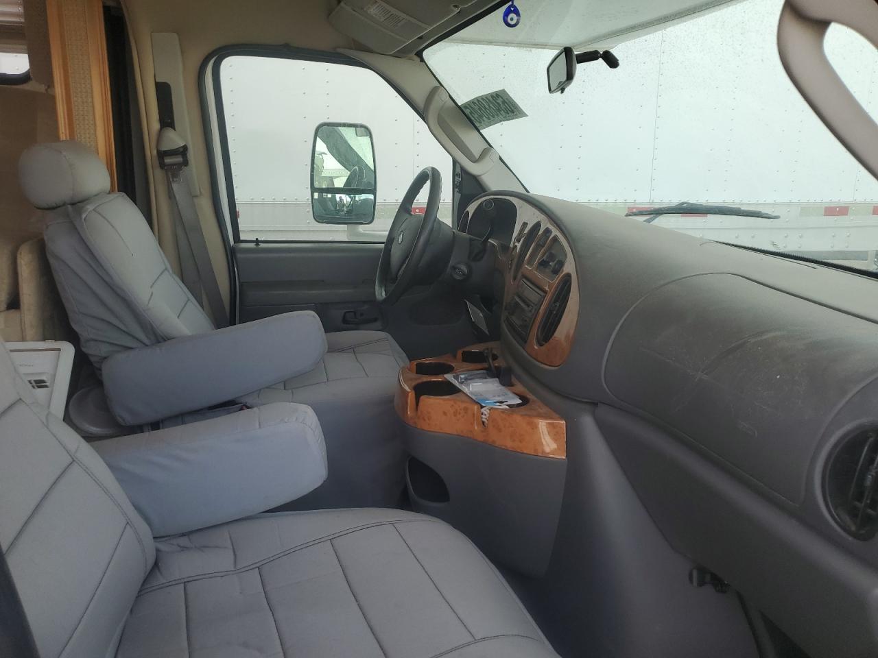 2006 Ford Econoline E450 Super Duty Cutaway Van - Фото 5