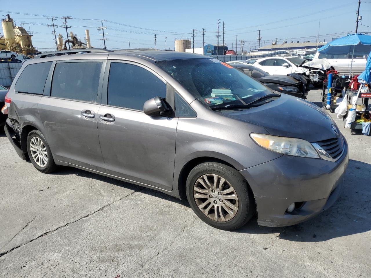 2013 Toyota Sienna Xle - Фото 4