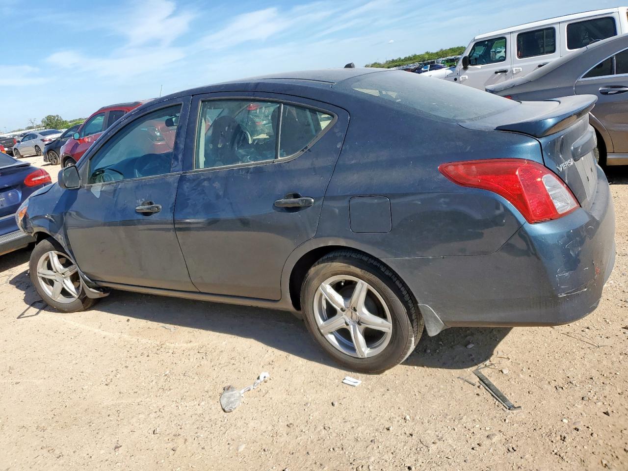 2015 Nissan Versa S - Фото 2