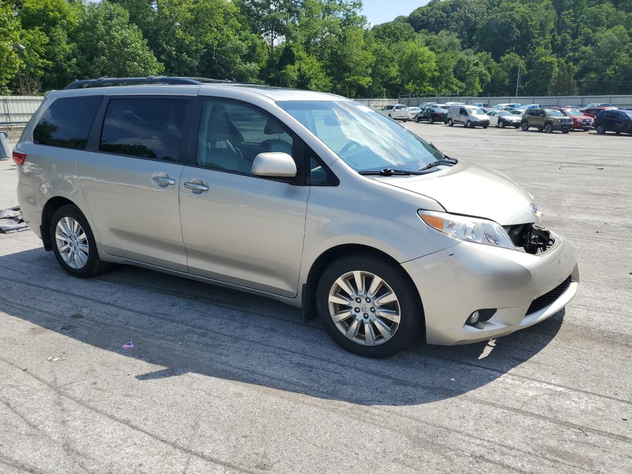 2015 Toyota Sienna Xle - Image 4