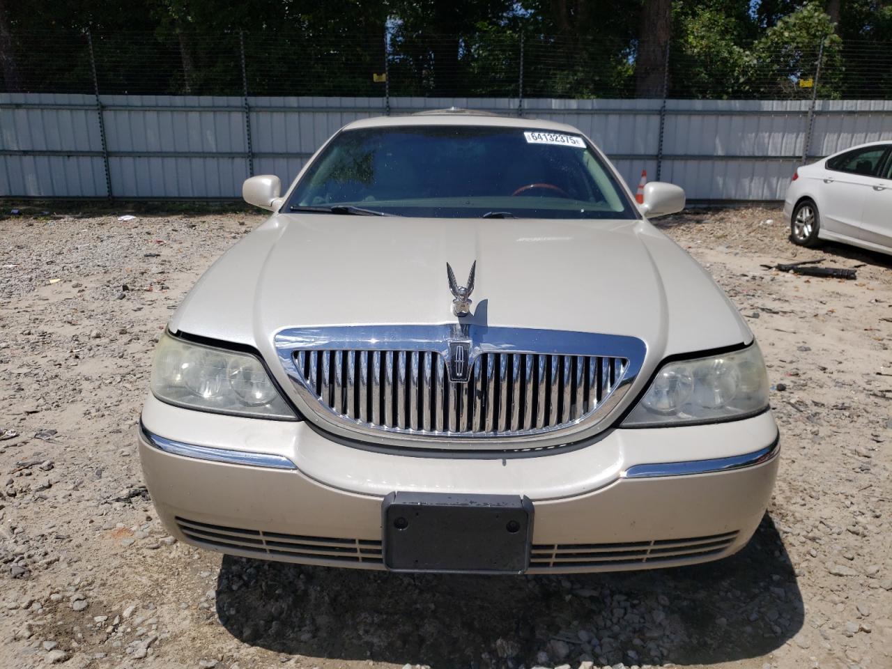 2005 Lincoln Town Car Signature Limited - Image 5