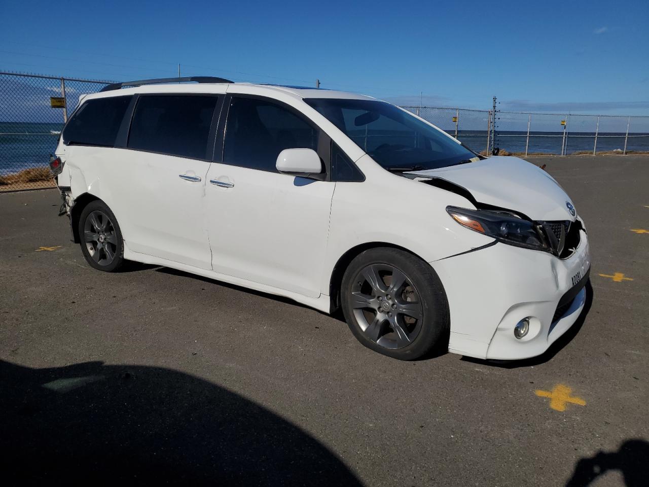 2016 Toyota Sienna Se - Фото 4