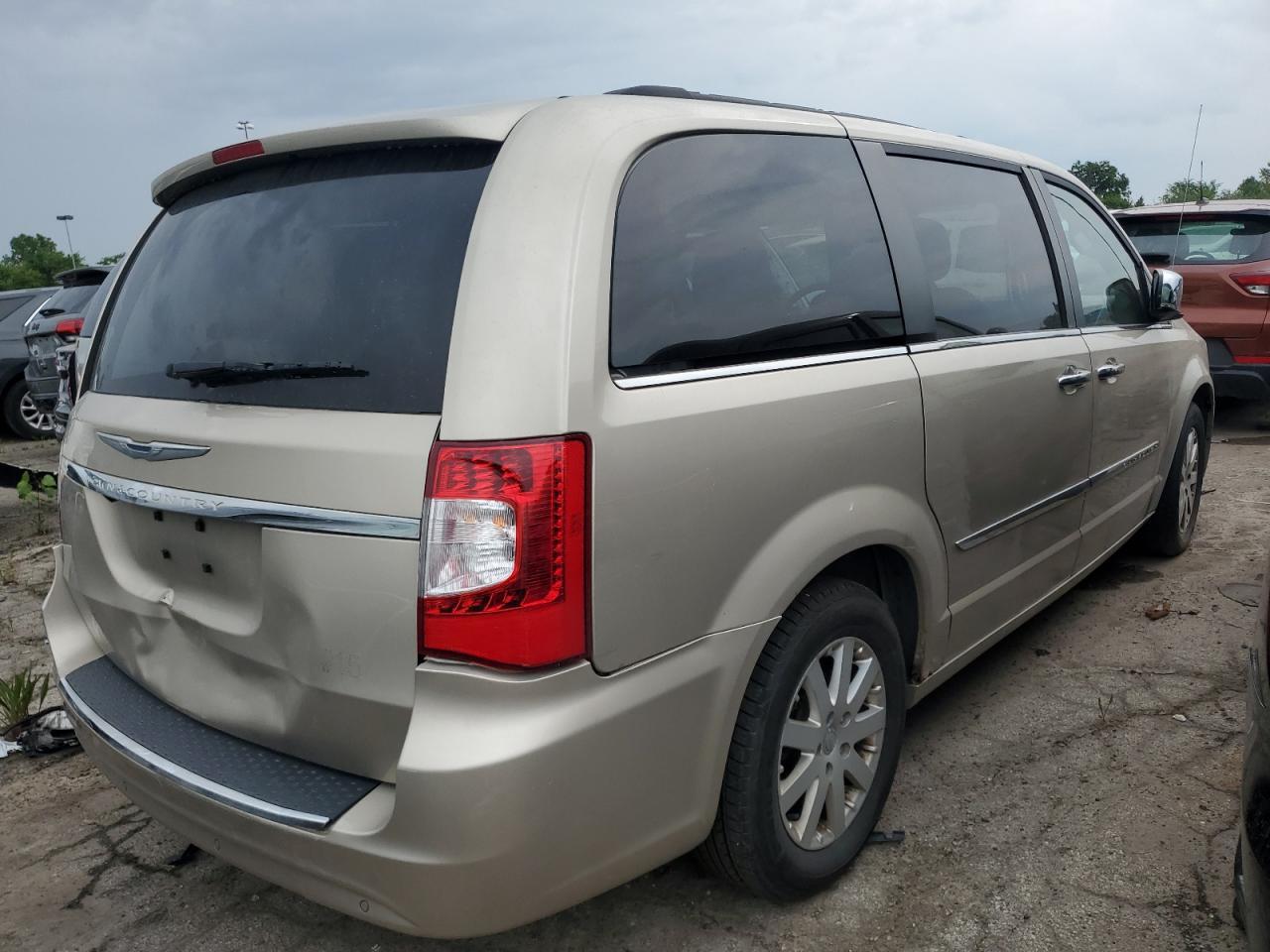2012 Chrysler Town & Country Touring L - Фото 3