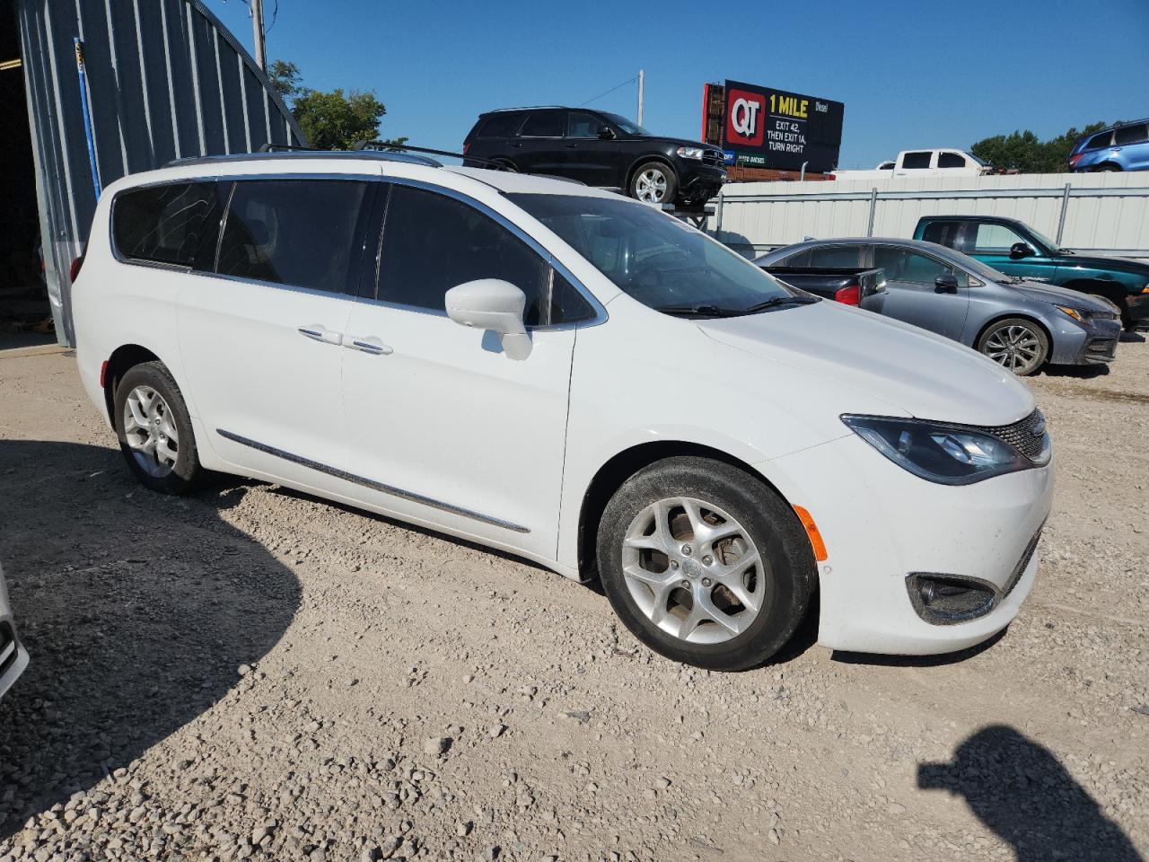 2017 Chrysler Pacifica Touring L Plus - Фото 4