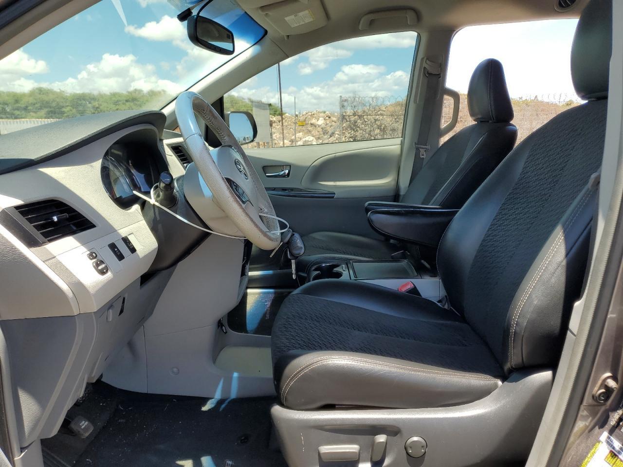 2014 Toyota Sienna Sport - Фото 7