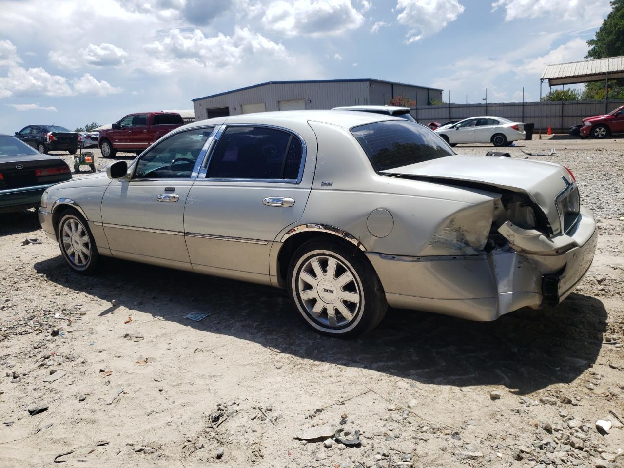 2005 Lincoln Town Car Signature Limited - Image 2