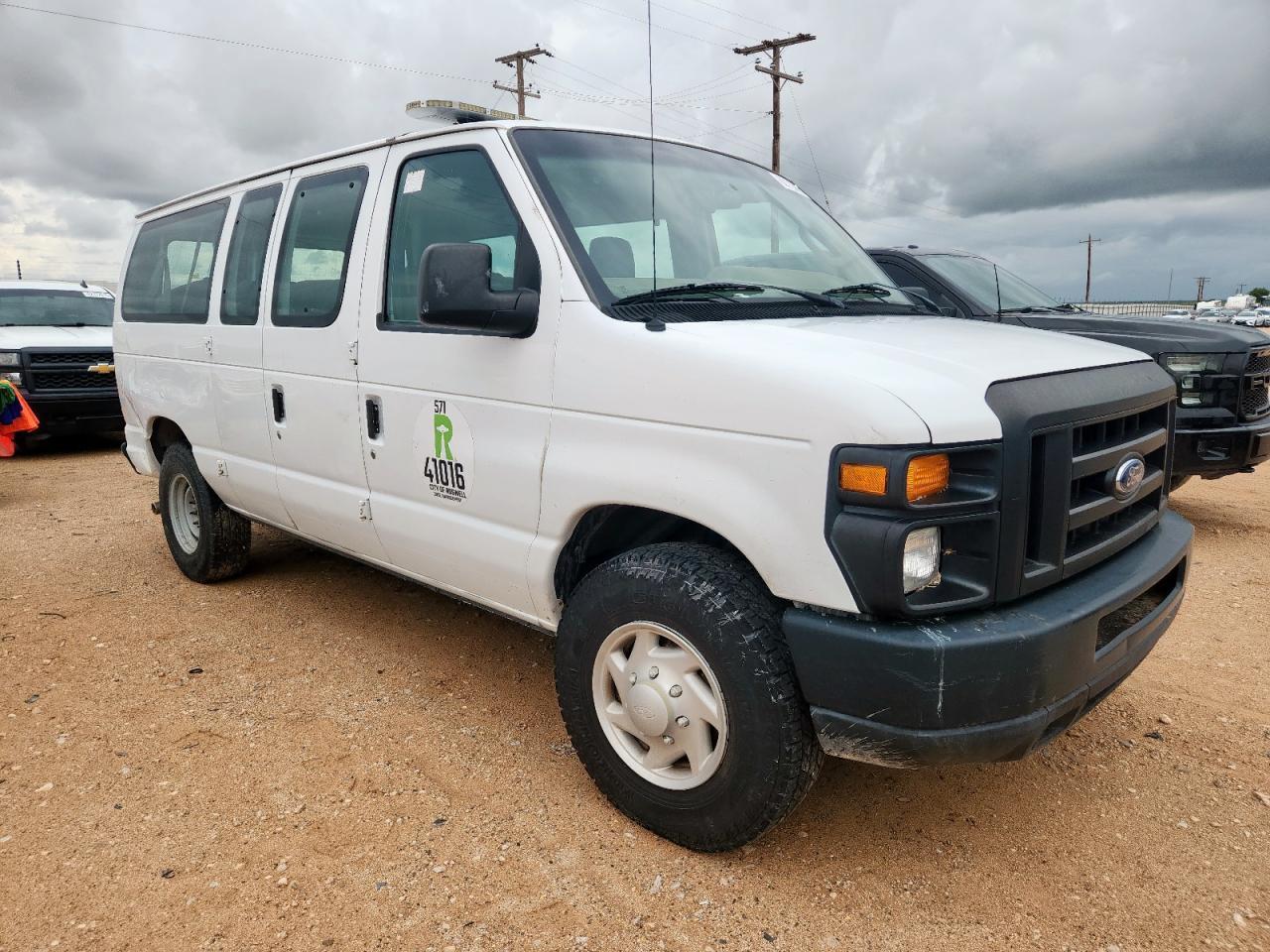 2009 Ford Econoline E350 Super Duty Wagon - Image 4