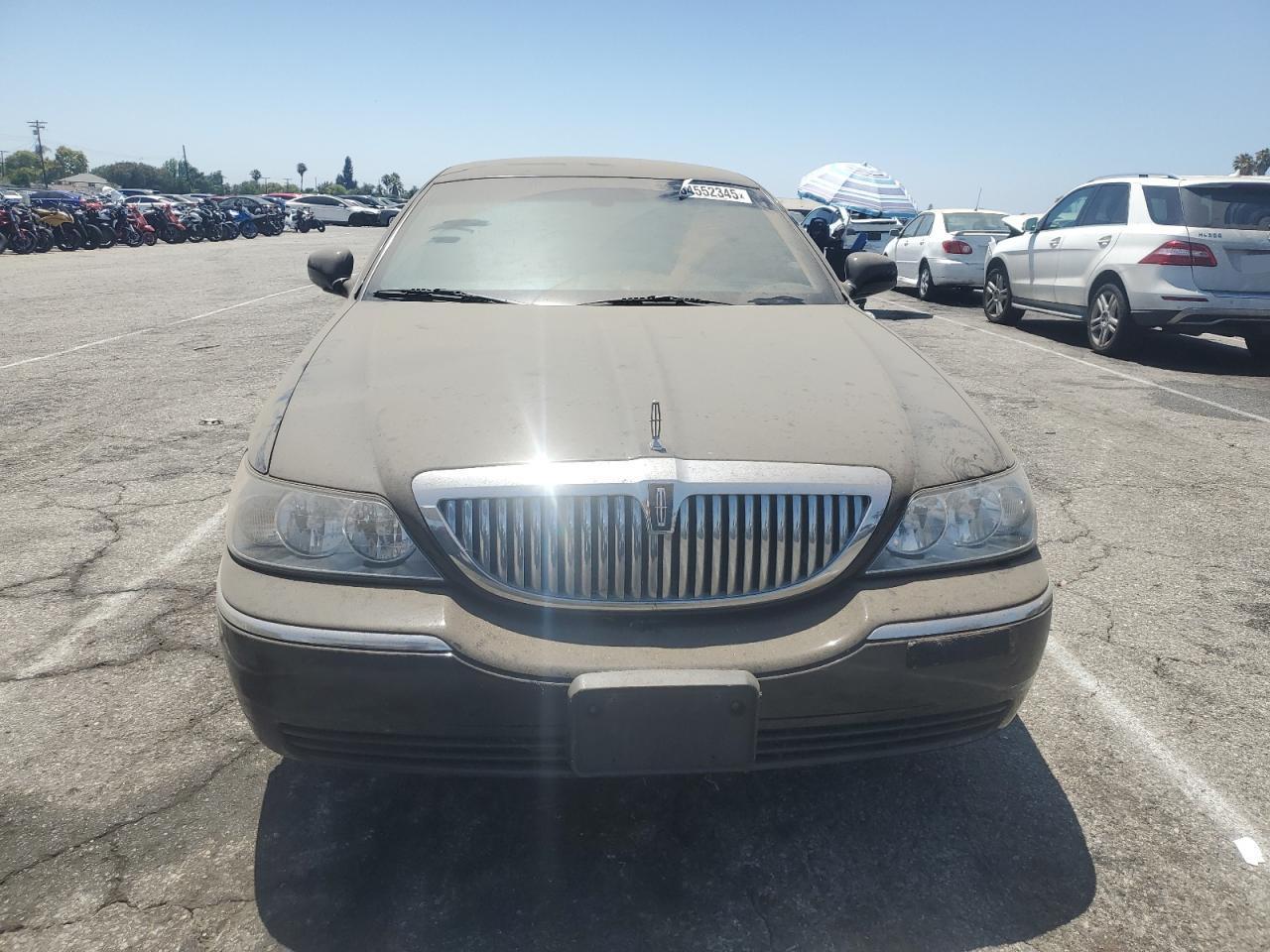 2005 Lincoln Town Car Executive L - Фото 5