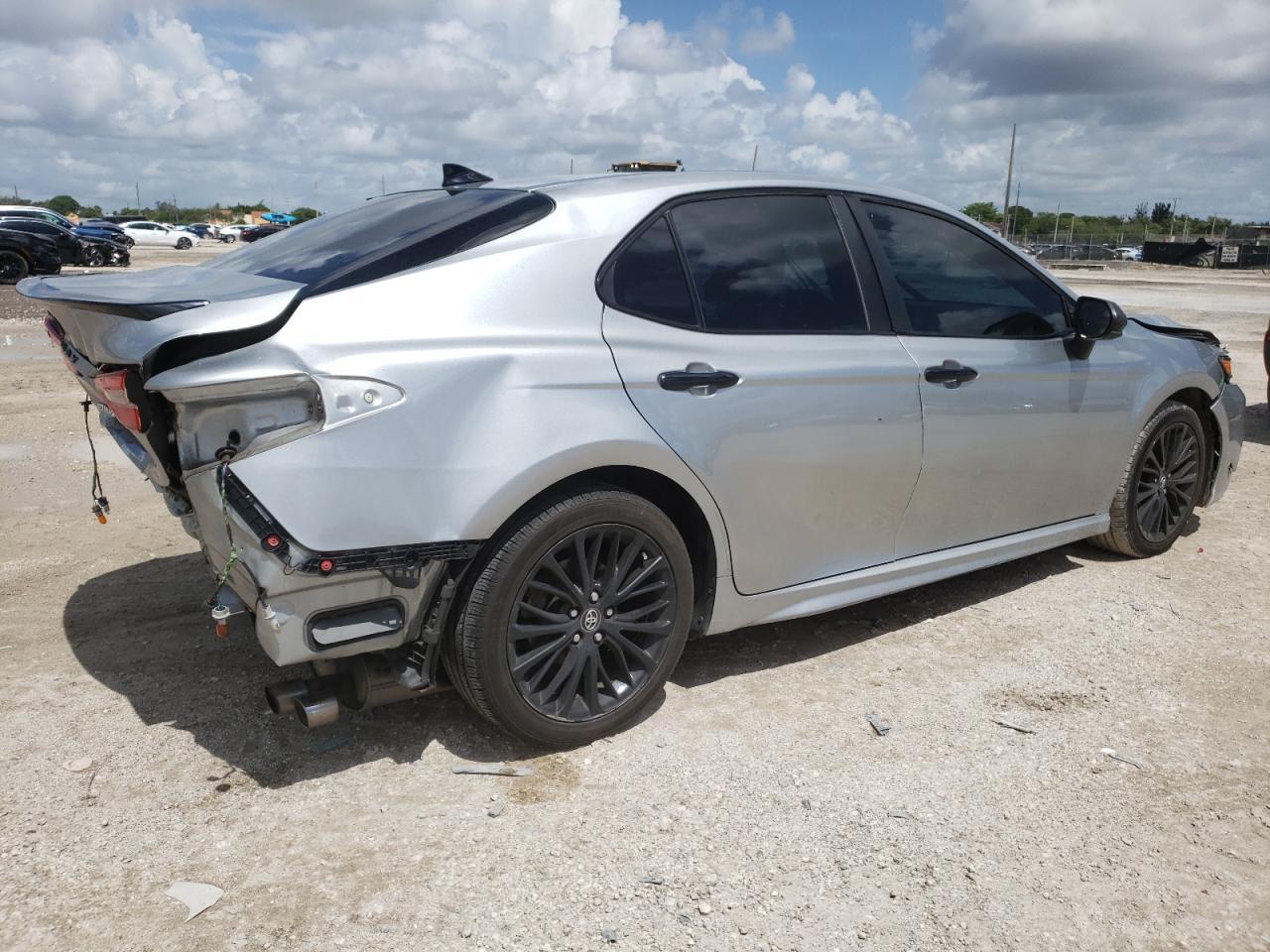 2020 Toyota Camry Se - Image 3