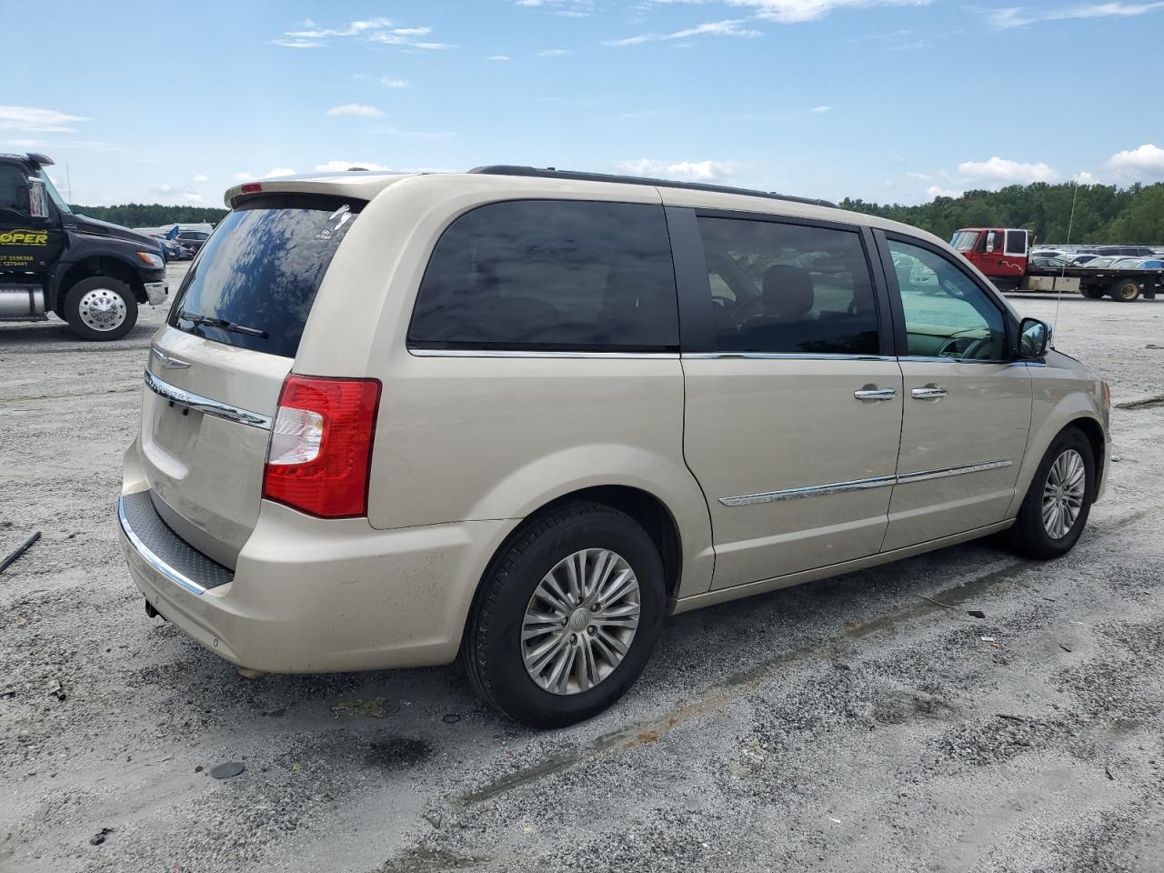 2016 Chrysler Town & Country Touring L - Image 3