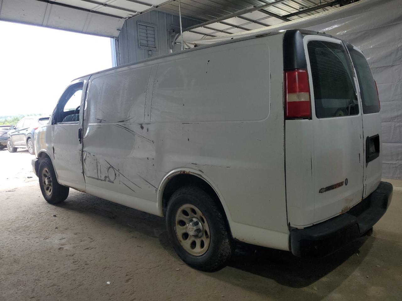 2010 Chevrolet Express G1500 - Image 2