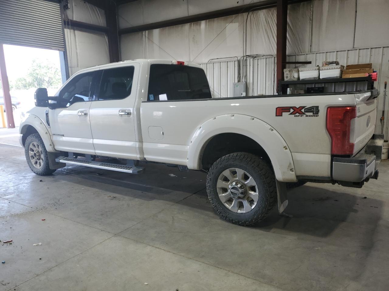 2017 Ford F350 Super Duty - Фото 2