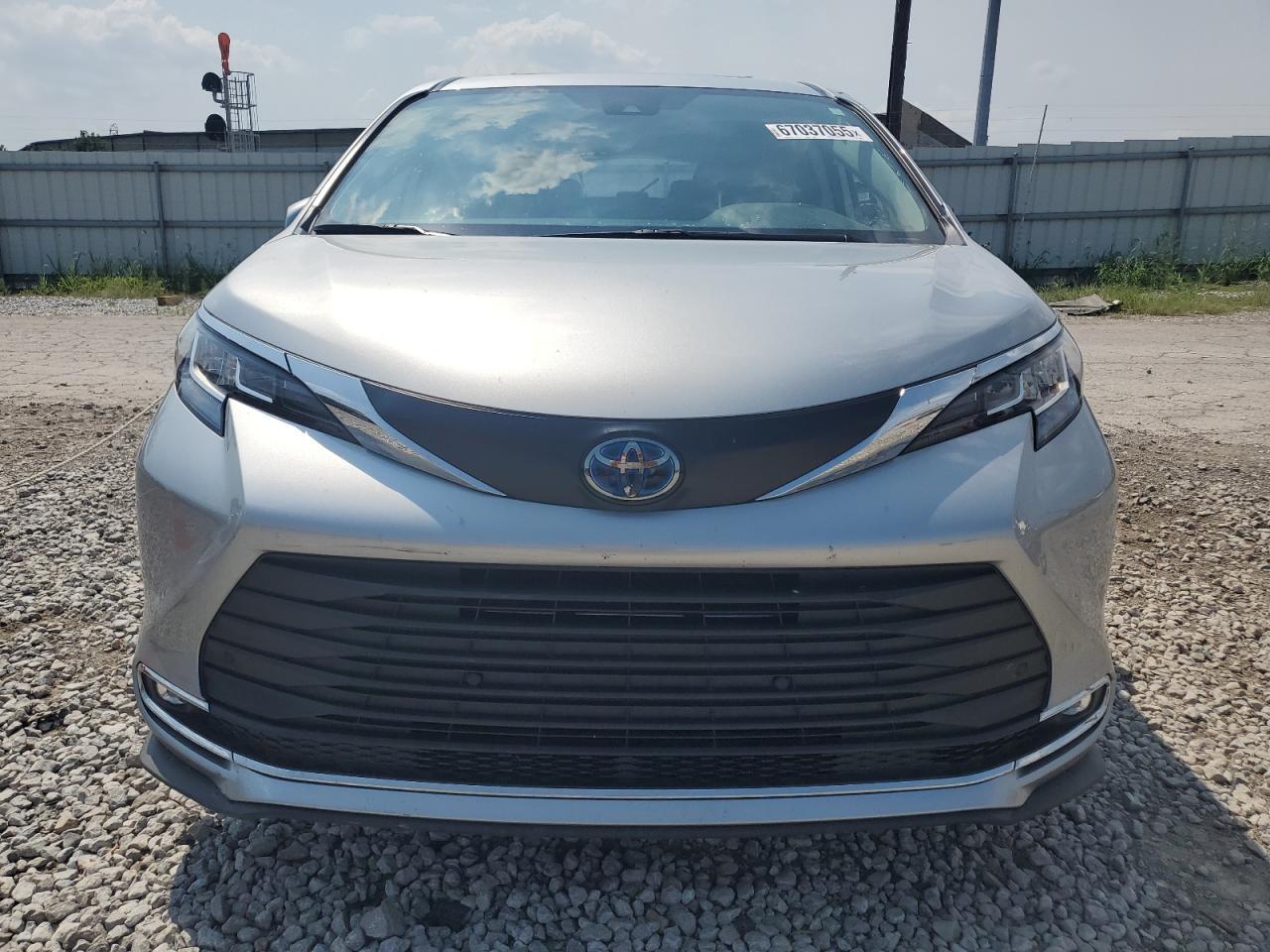 2023 Toyota Sienna Xle - Image 5