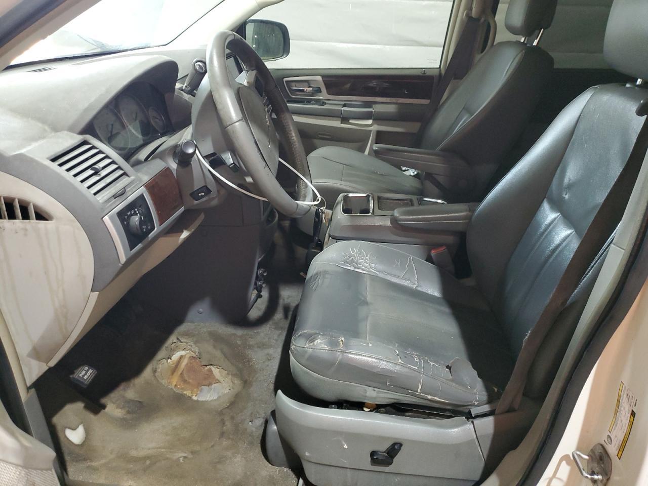 2010 Chrysler Town & Country Touring - Фото 7
