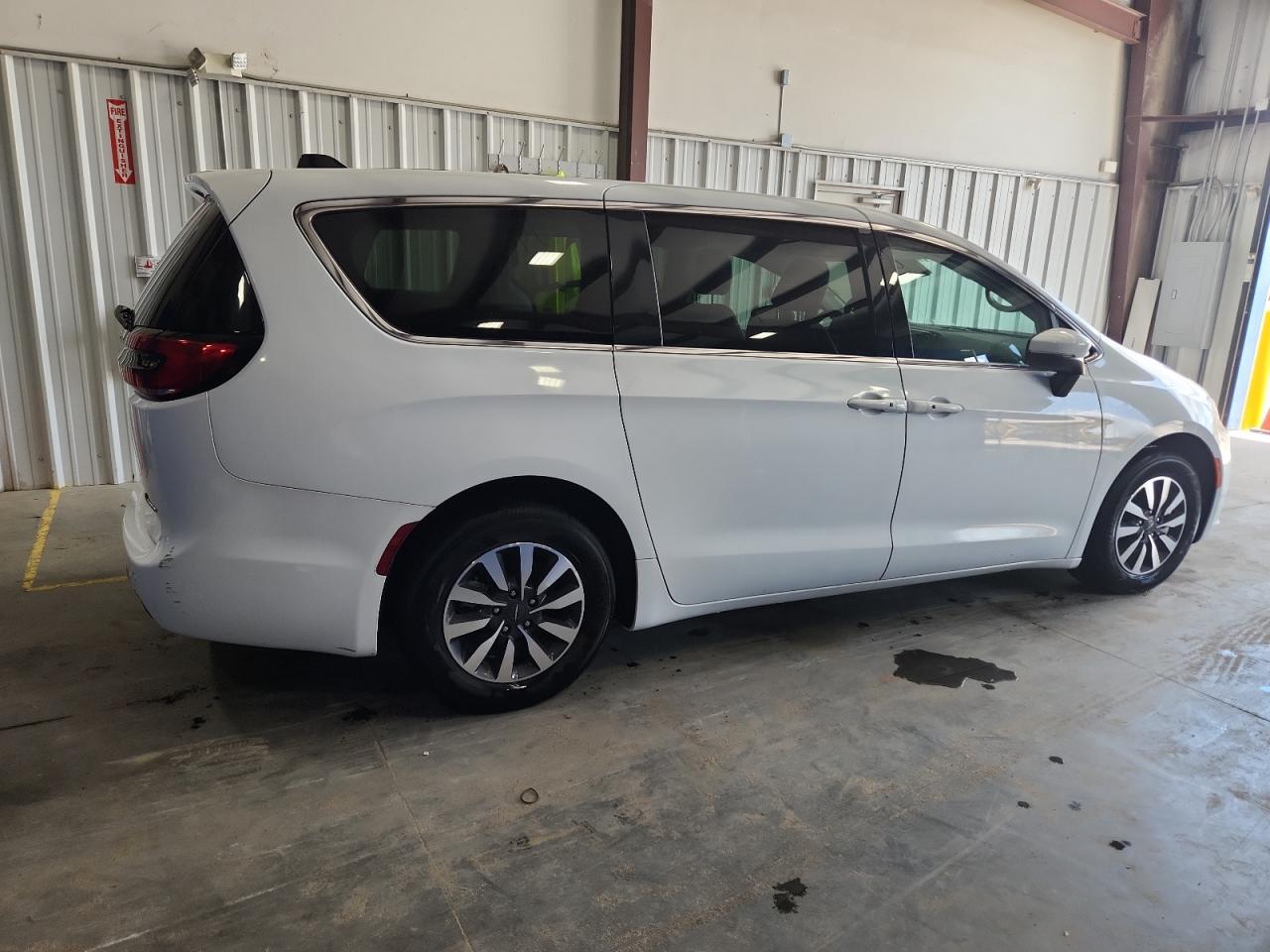 2023 Chrysler Pacifica Hybrid Touring L - Image 3