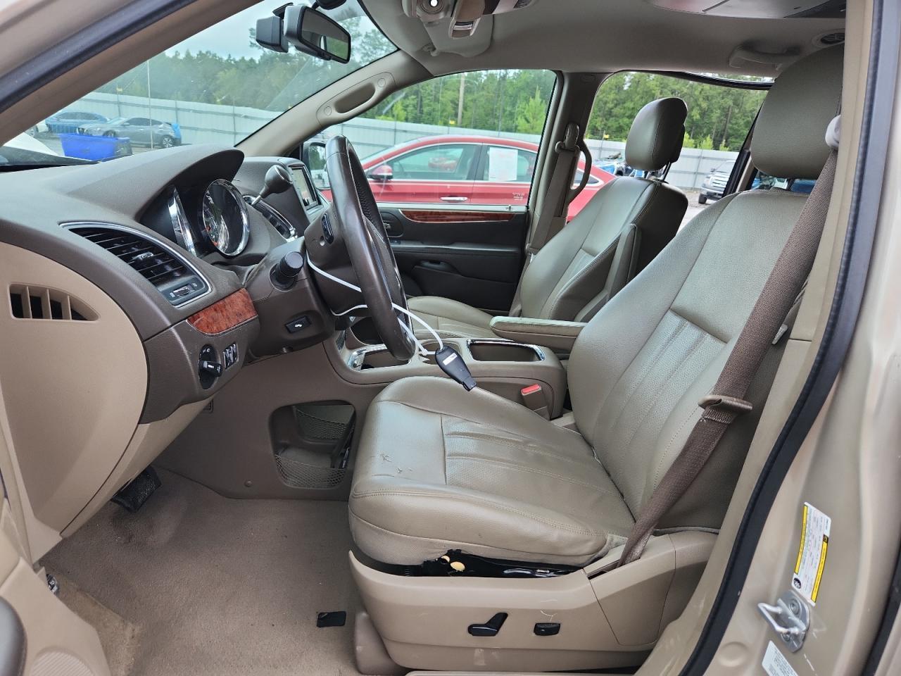 2012 Chrysler Town & Country Touring L - Фото 7