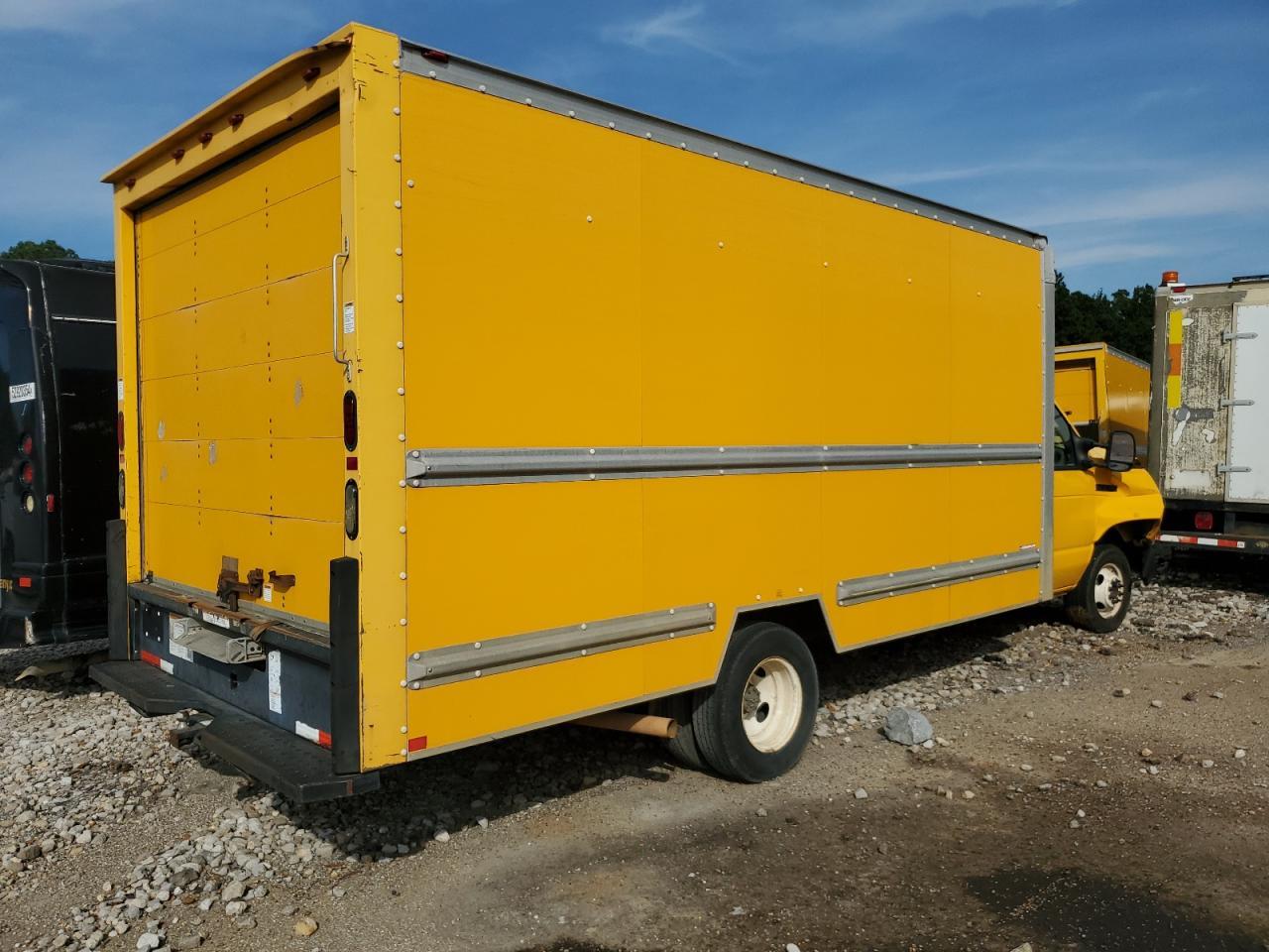 2012 Ford Econoline E350 Super Duty Cutaway Van - Фото 3