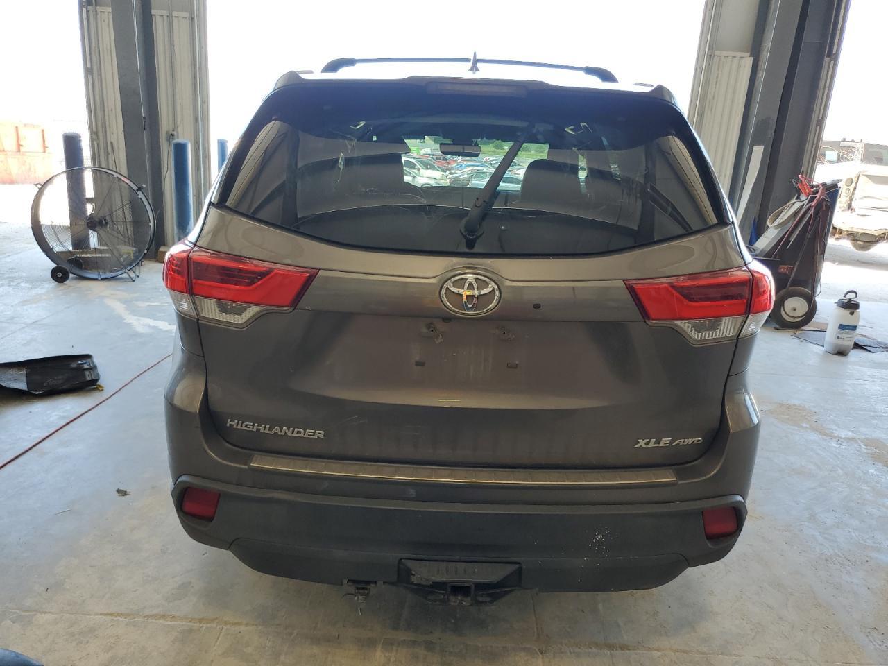 2018 Toyota Highlander Se - Фото 6
