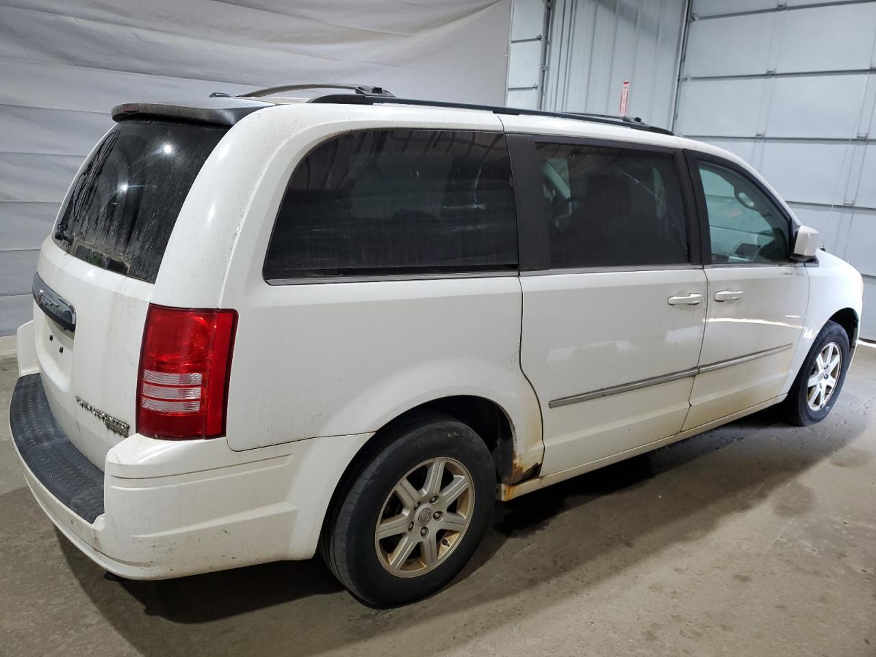 2010 Chrysler Town & Country Touring - Фото 3