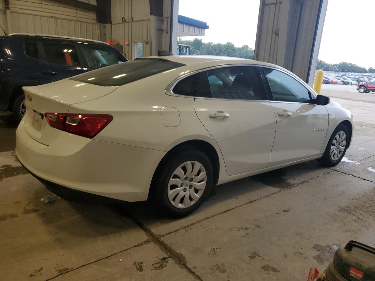 2016 Chevrolet Malibu L - Image 3