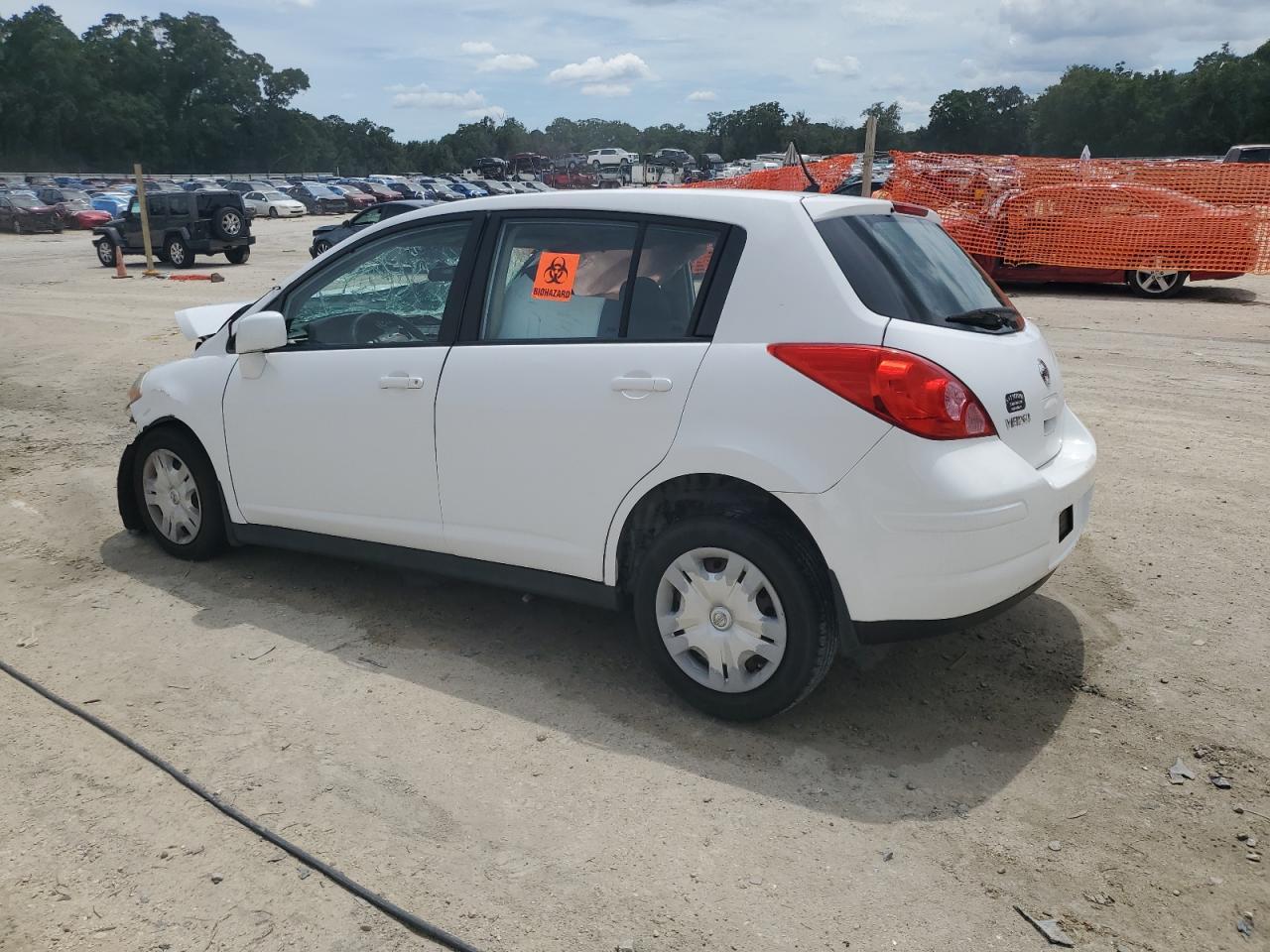 2011 Nissan Versa S - Фото 2