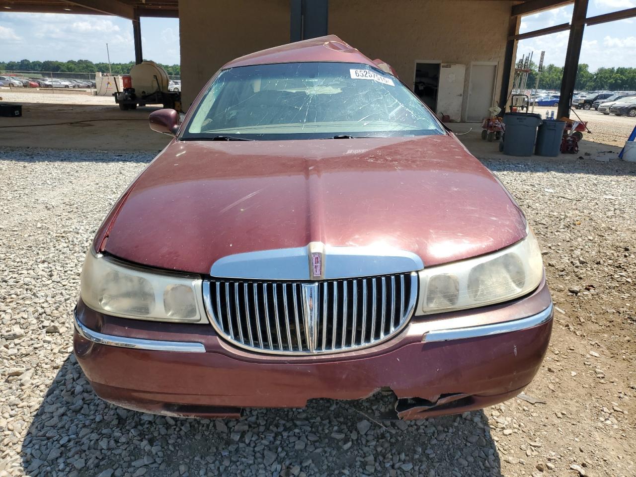 2000 Lincoln Town Car Executive - Image 5