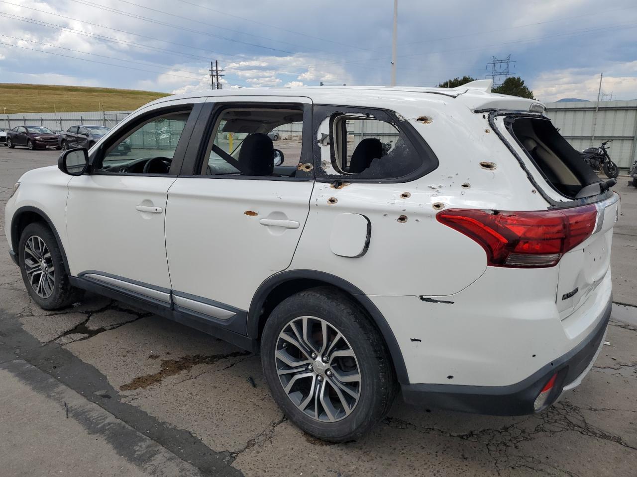 2017 Mitsubishi Outlander Es - Image 2