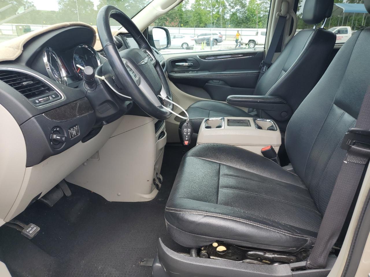 2016 Chrysler Town & Country Touring L - Image 7