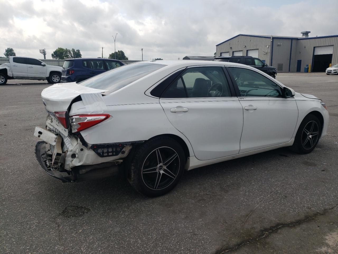 2016 Toyota Camry Le - Фото 3