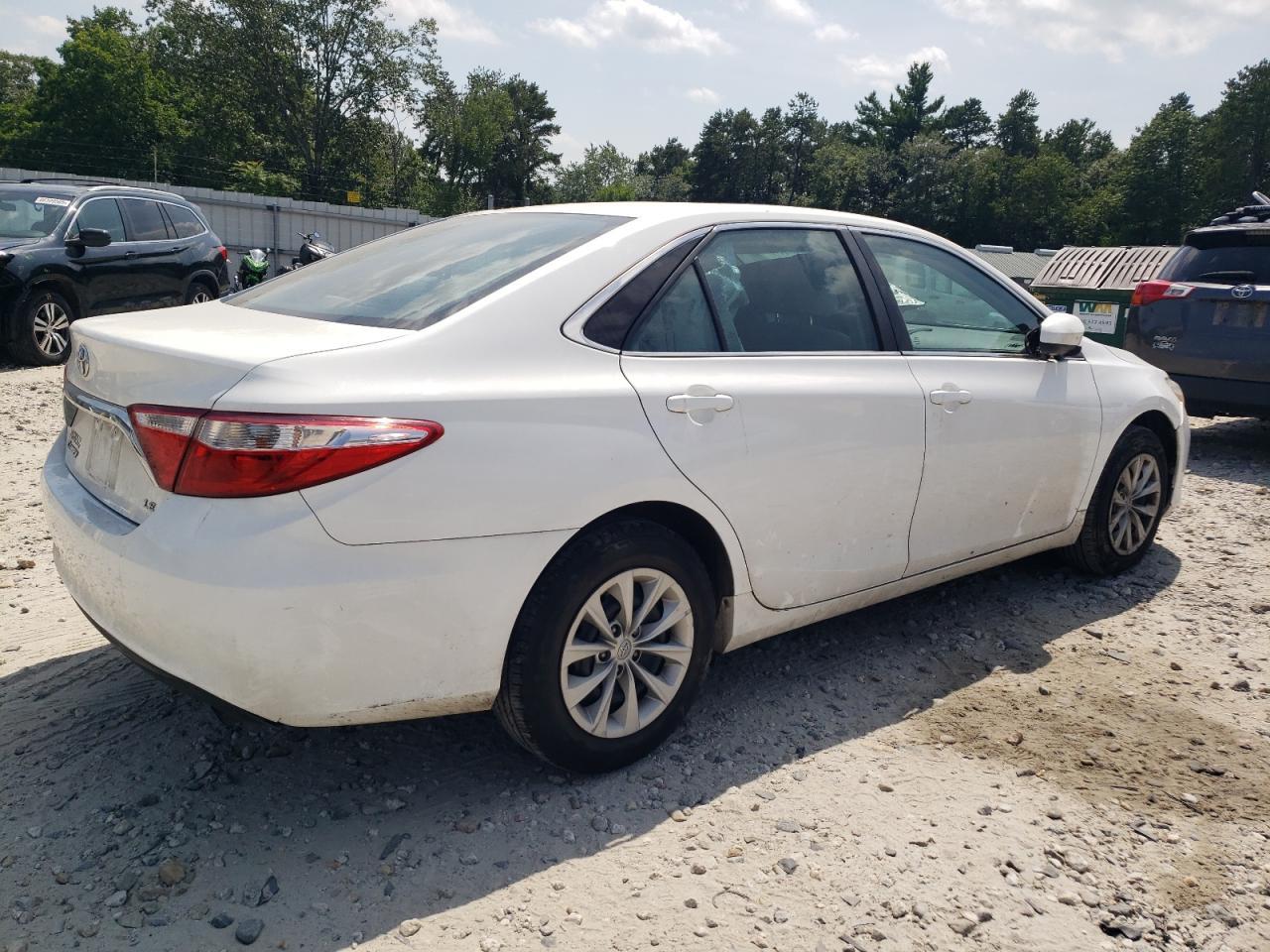 2017 Toyota Camry Le - Фото 3