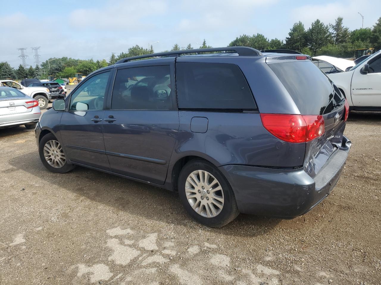 2007 Toyota Sienna Xle - Image 2
