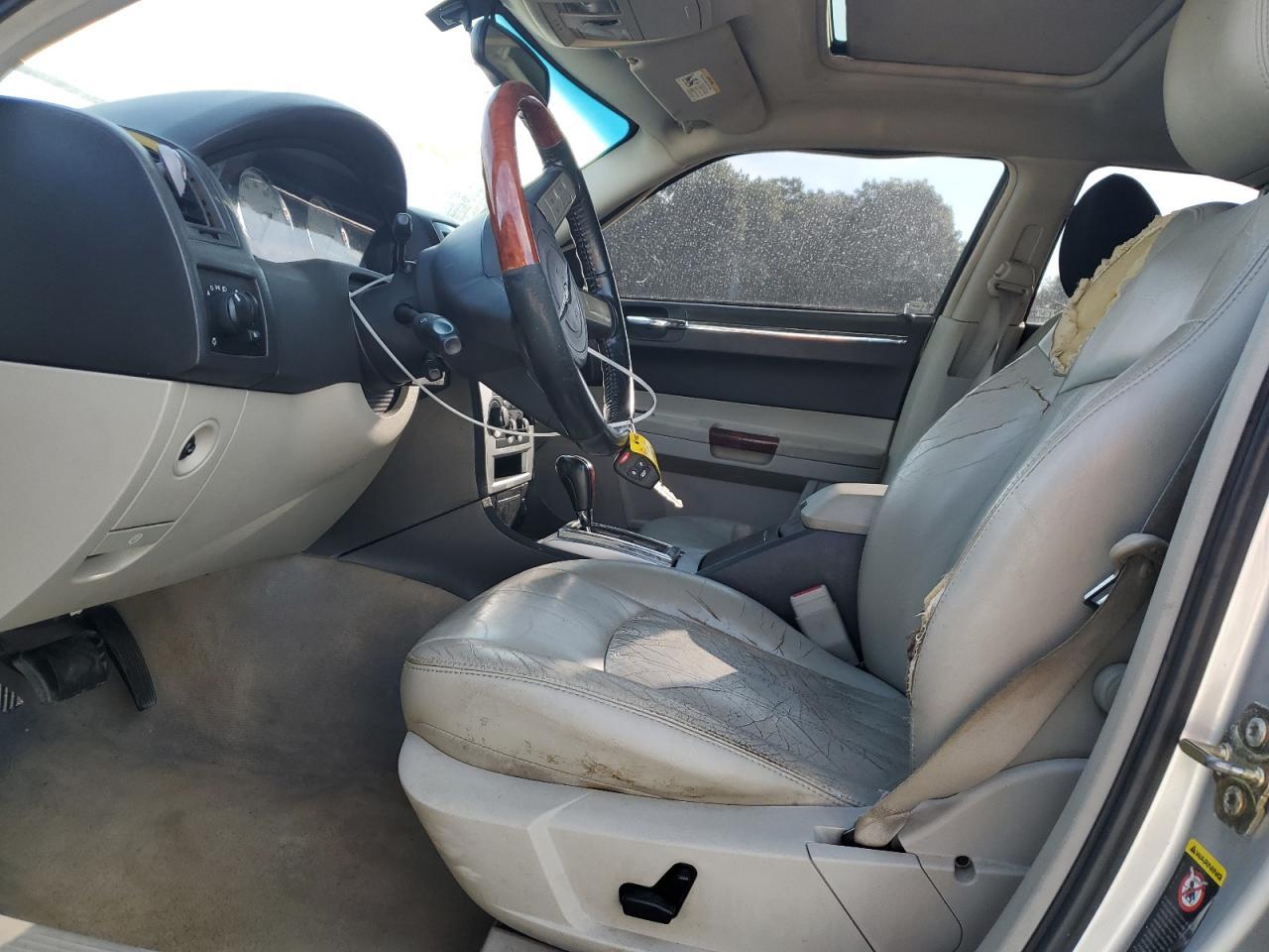 2005 Chrysler 300C - Image 7