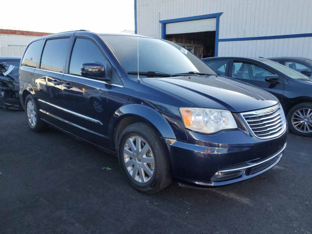 2013 Chrysler Town & Country Touring - Фото 4