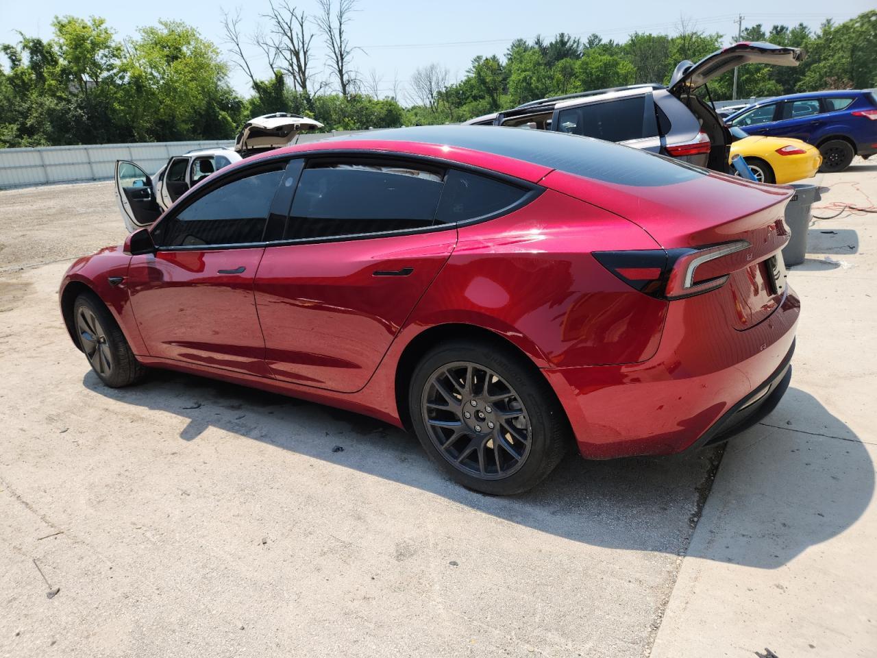 2025 Tesla Model 3 - Фото 2