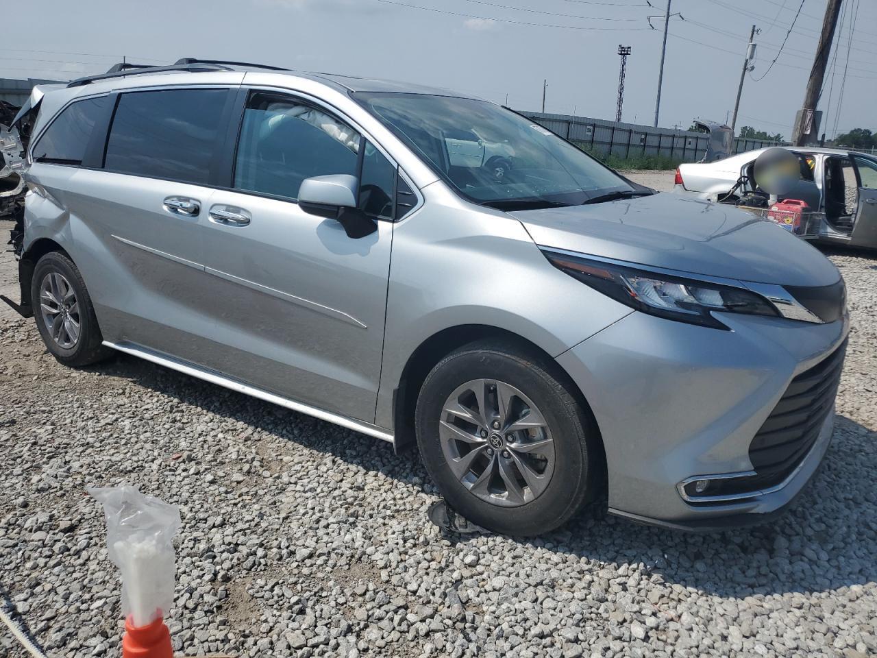 2023 Toyota Sienna Xle - Image 4