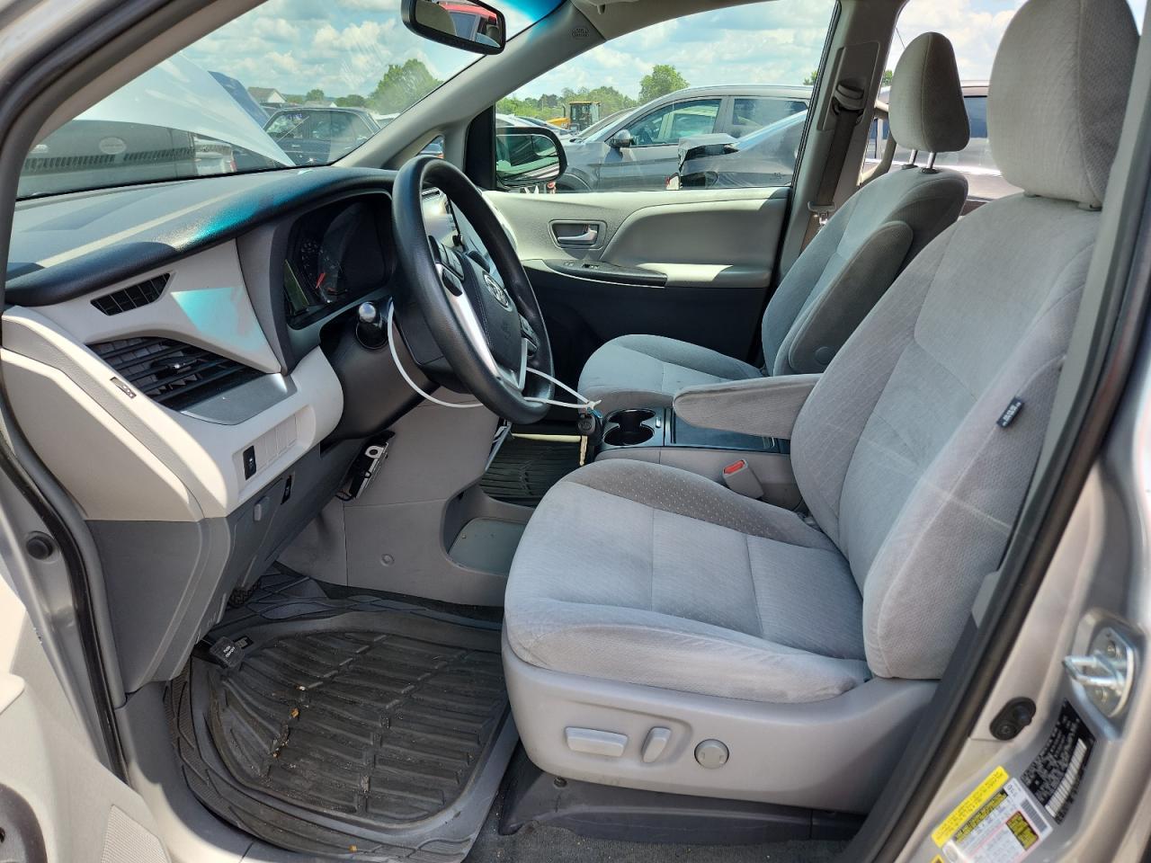 2016 Toyota Sienna Le - Image 7