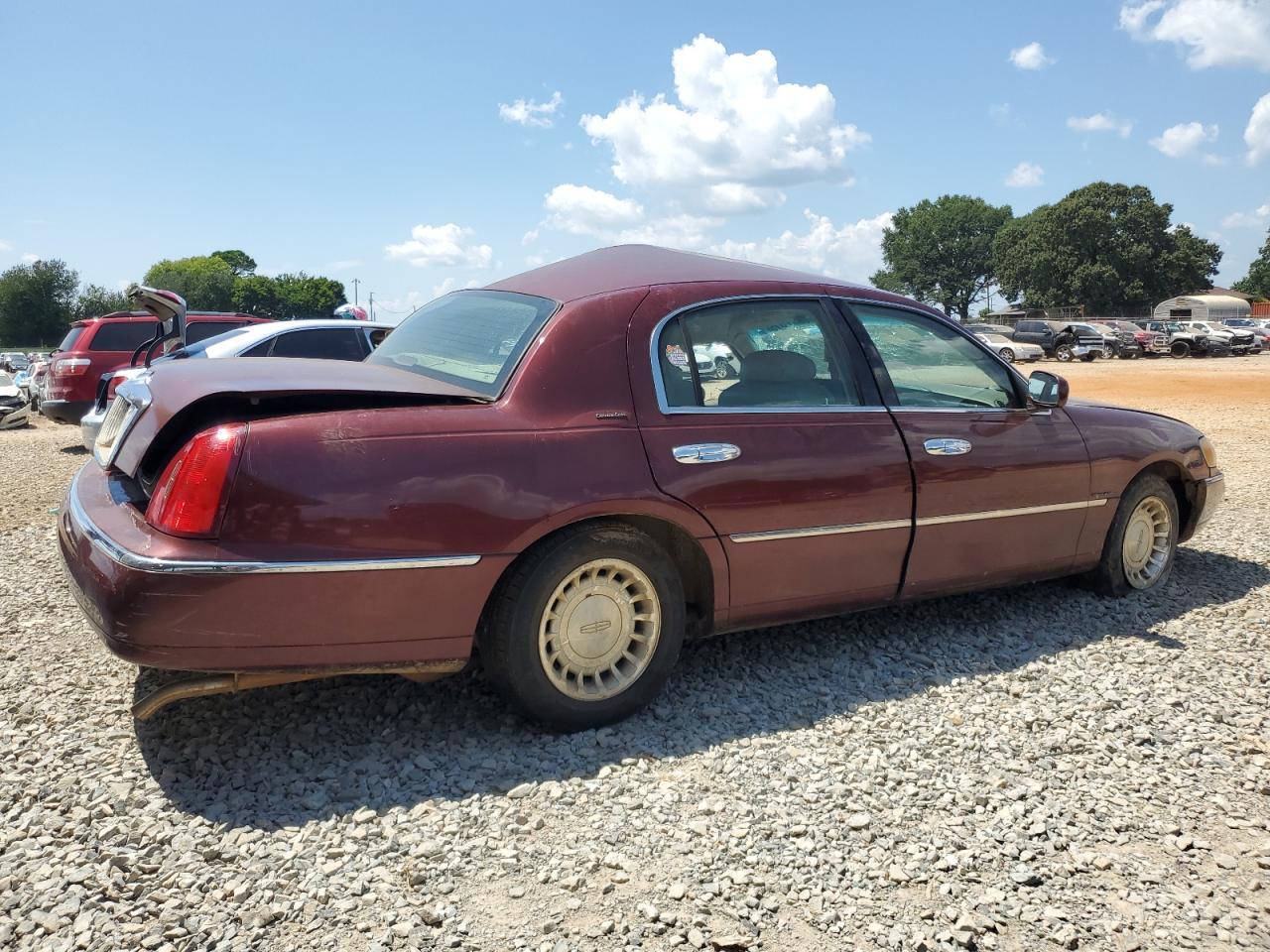 2000 Lincoln Town Car Executive - Image 3