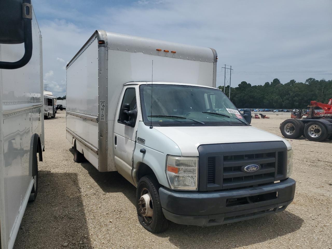 2012 Ford Econoline E350 Super Duty Cutaway Van - Фото 4