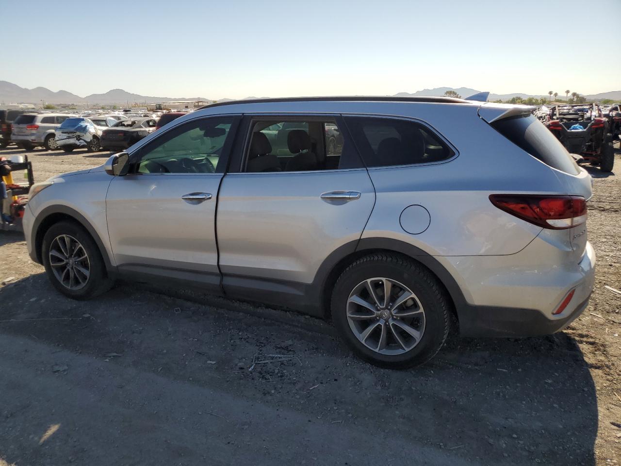 2017 Hyundai Santa Fe Se - Фото 2