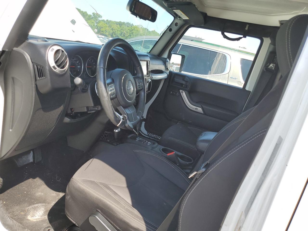 2015 Jeep Wrangler Unlimited Sahara - Image 7